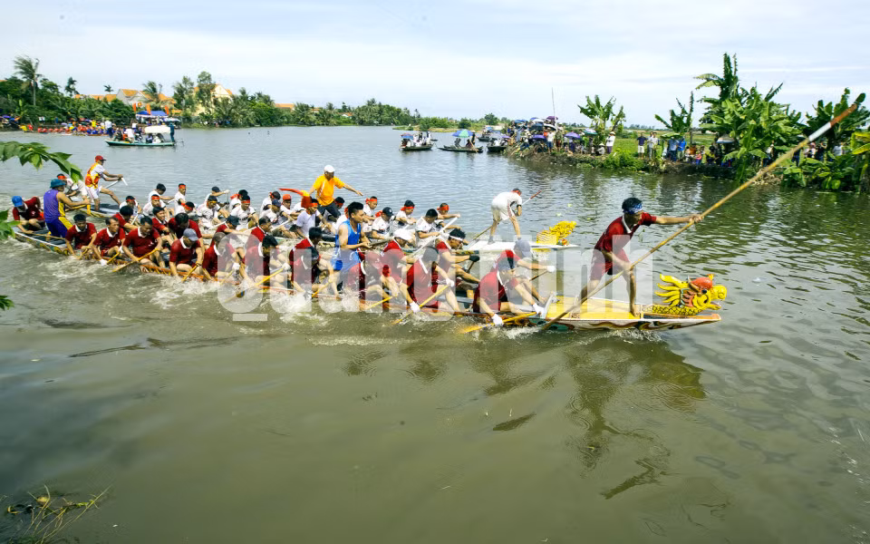 Sông quê là nơi diễn ra các cuộc thi bơi chải truyền thống (4-2017). Ảnh: Dương Phượng Đại