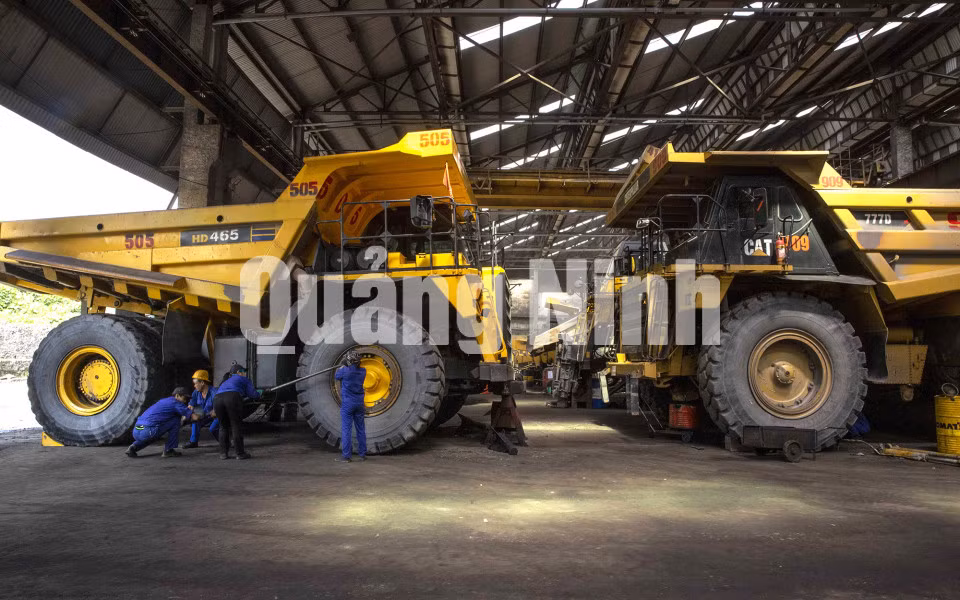 Phân xưởng sửa chữa ô tô Công ty Than Cao Sơn (5-2020). Ảnh: Dương Phượng Đại.