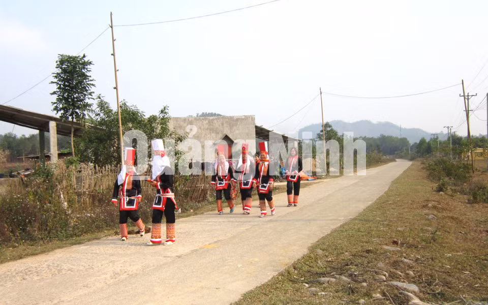 Người dân xã vùng cao Quảng Sơn và niềm vui đi trên con đường liên thôn được bê tông sạch sẽ (1-2014). Ảnh: Quảng An