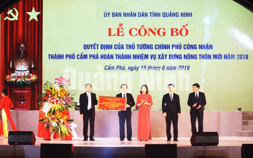 Đồng chí Đặng Huy Hậu, Phó Chủ tịch Thường trực UBND tỉnh trao thưởng số tiền 3 tỷ đồng cho 3 địa phương của TP Cẩm Phả hoàn thành xây dựng NTM (6-2019). Ảnh: Đỗ Phương