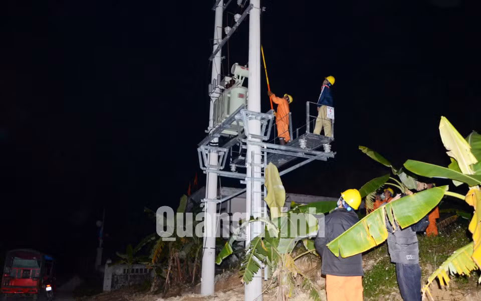Công ty Điện lực Quảng Ninh tiến hành thao tác đóng điện tại trạm biến áp Ngọc Nam (xã Ngọc Vừng).