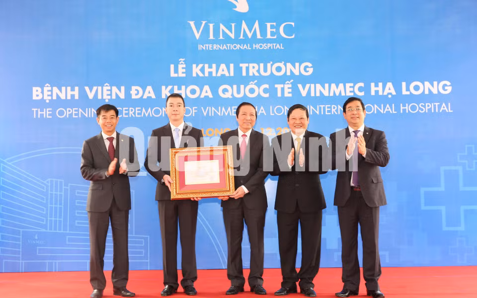 Đại diện lãnh đạo Cục trưởng Cục Quản lý khám chữa bệnh, Bộ Y tế trao quyết định thành lập Bệnh viện Đa khoa Quốc tế Vinmec Hạ Long cho Tập đoàn Vingroup. Ảnh: Đỗ Phương