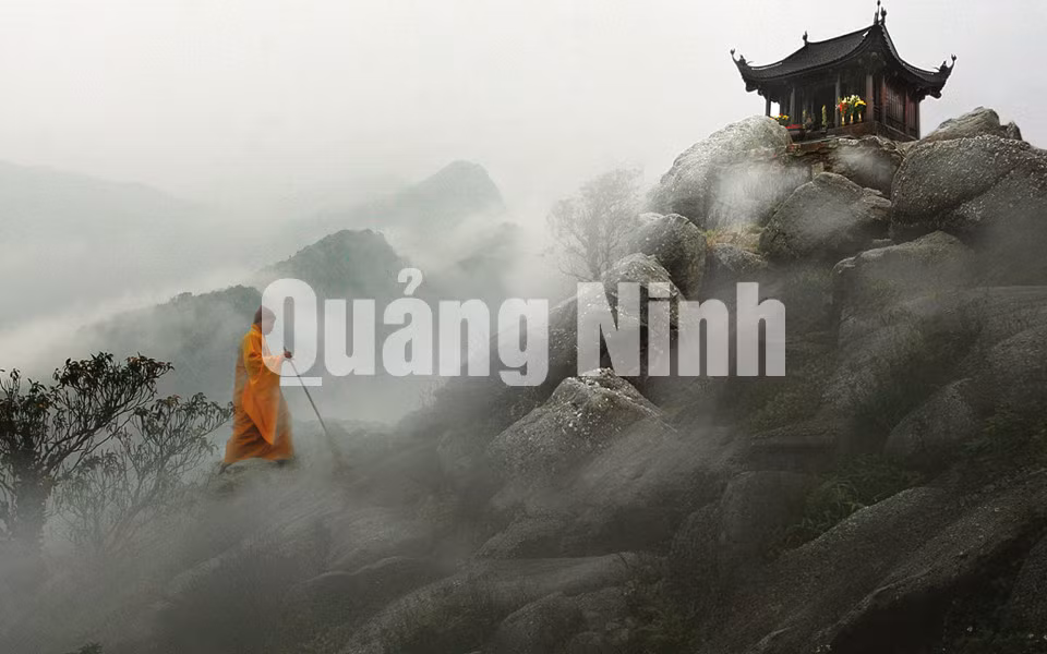 Sương mù Yên Tử. Ảnh: Bạch Ngọc Tư