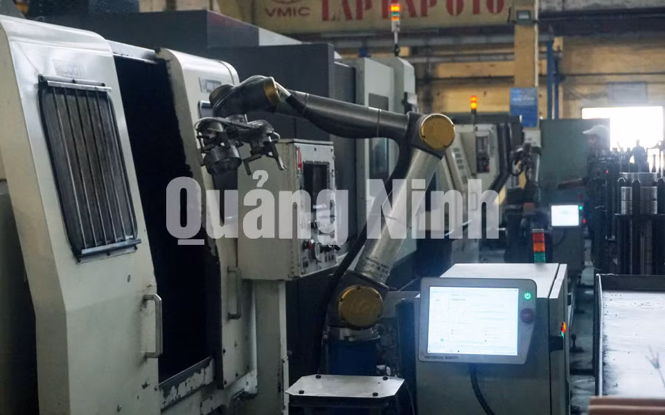 Công ty CP Công nghiệp ô tô - Vinacomin đầu tư trang thiết bị hiện đại trong sản xuất (3-2020). Ảnh: Minh Đức