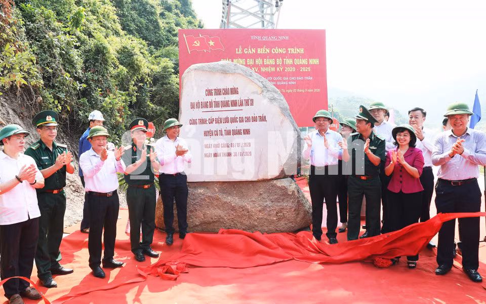 Các đồng chí lãnh đạo trung ương, tỉnh dự lễ gắn biển công trình chào mừng Đại hội Đảng bộ tỉnh (8-2020). Ảnh: Đỗ Phương