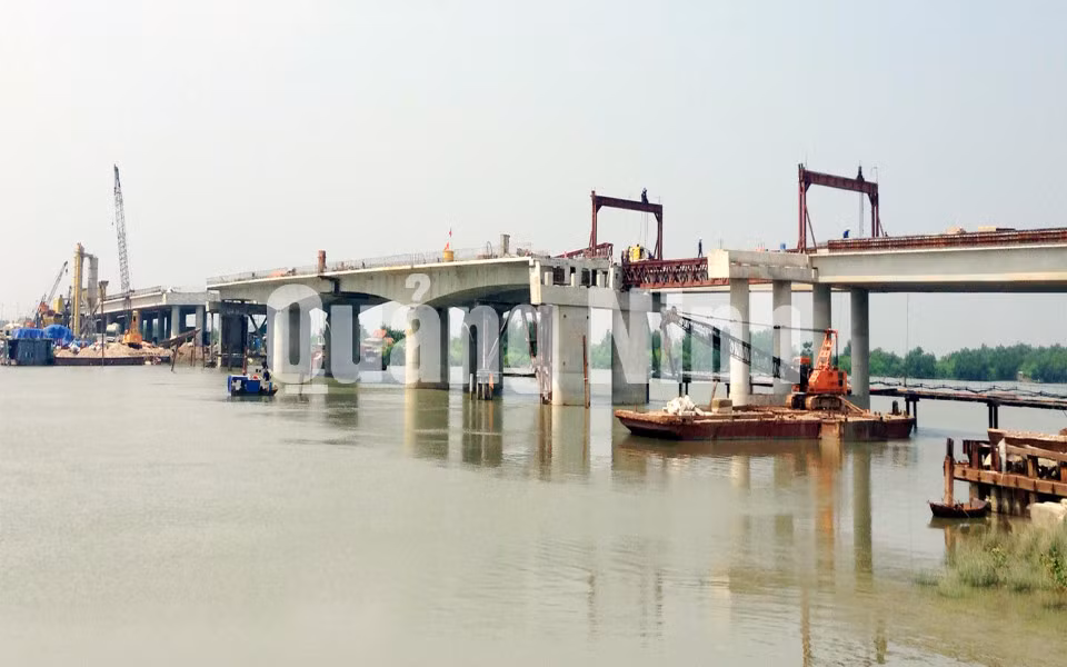 Cầu sông Rút chờ hợp long. Ảnh: Đỗ Phương