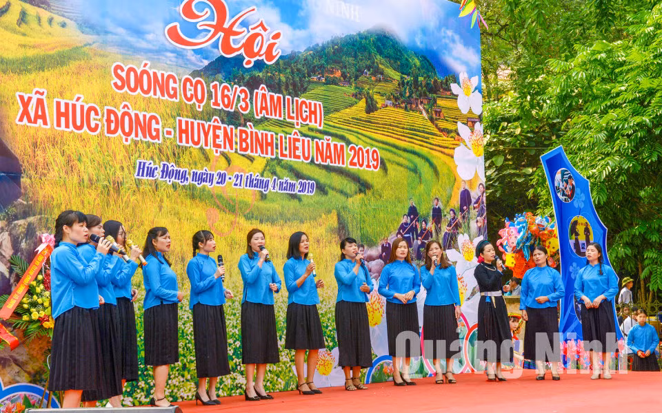 Tiết mục văn nghệ chào mừng Lễ hội Sóong Cọ 2019.Ảnh: Khắc Đạm