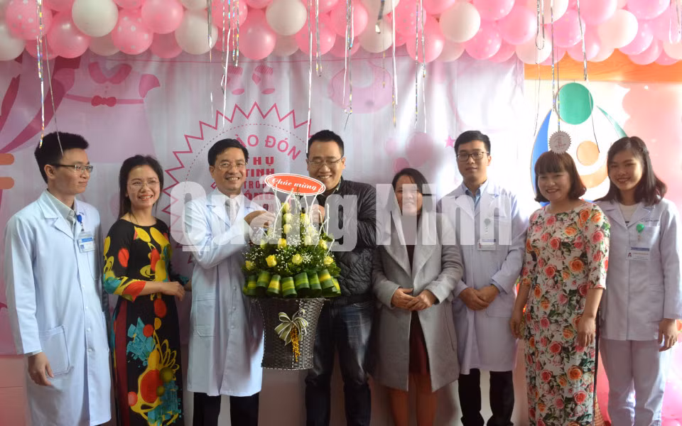 Nhiều gia đình người bệnh đến tặng hoa, chúc mừng các thầy thuốc của Bệnh viện Sản Nhi Quảng Ninh.