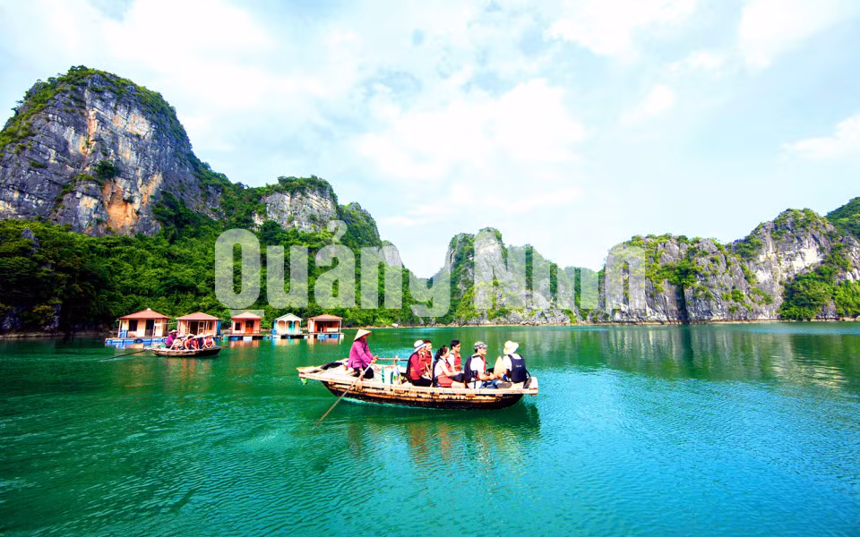 Du khách tới Vung Viêng có thể đi thuyền nan tham quan một vòng, nghe những câu chuyện kể hấp dẫn về làng chài Vung Viêng xưa.