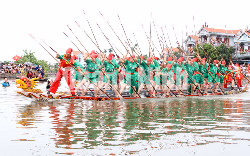 Bơi sào nữ trong Lễ hội Xuống Đồng (7-2017). Ảnh: Lên Biên Thùy - Phòng VHTT Quảng Yên