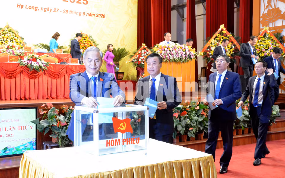 Các đại biểu tiến hành bầu Ban Chấp hành Đảng bộ Than Quảng Ninh, nhiệm kỳ 2020-2025 (5-2020). Ảnh: Thu Chung