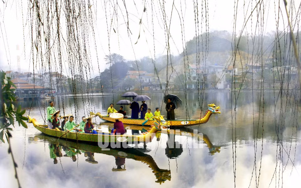 Đoàn chèo Quảng Ninh hát Quan Họ trên Hồ Ba Za tại Lễ hộ Đền Cửa Ông (2-2012). Ảnh Dương Phượng Đại