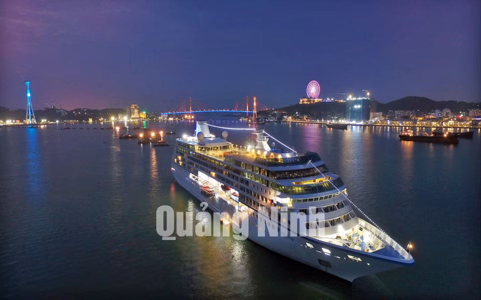 Tầu biển du lịch quốc tế Nautica đến Hạ Long (4-2018). Ảnh: Đỗ Giang