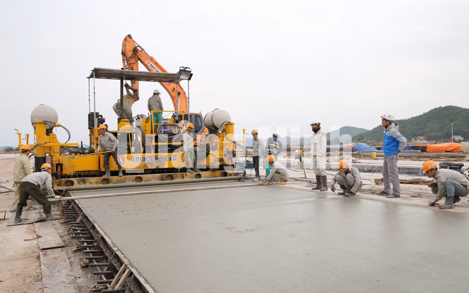 Cảng hàng không Quảng Ninh thi công bê tông mặt đường băng và bãi đỗ. Ảnh: Đỗ Phương