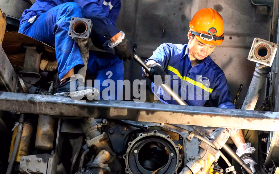 Chung sức (thợ sửa chữa oto Công ty Than Cao Sơn) (5-2020). Ảnh: Dương Phượng Đại.