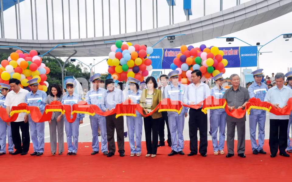 Sáng 18-5-2014, tại TP Hạ Long, Bộ Giao thông Vận tải và UBND tỉnh tổ chức lễ khánh thành, thông xe đoạn Uông Bí - Hạ Long. Ảnh: Thái Cảnh