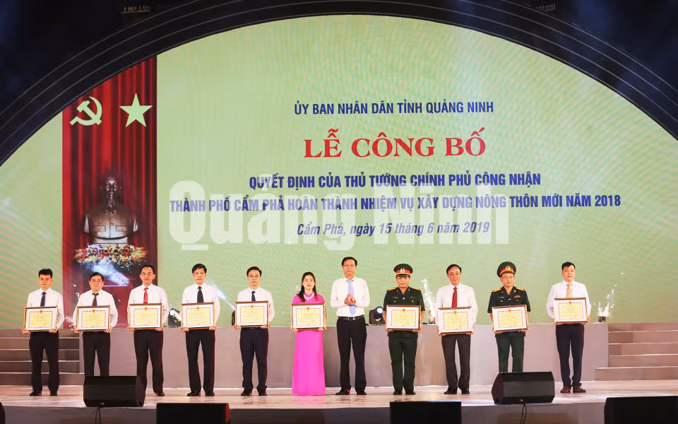 Đồng chí Nguyễn Văn Đọc, Bí thư Tỉnh ủy, Chủ tịch HĐND tỉnh trao Bằng khen của UBND tỉnh cho các tập thể, cá nhân có thành tích xuất sắc trong phong trào xây dựng NTM tại TP Cẩm Phả (6-2019). Ảnh: Đỗ Phương