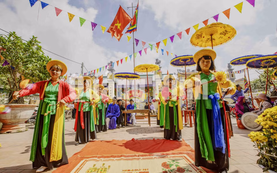 Màn múa sênh tiền dâng thượng thọ tại nhà thờ họ Dương Đình (9-2-2019). Ảnh: Dương Phượng Đại