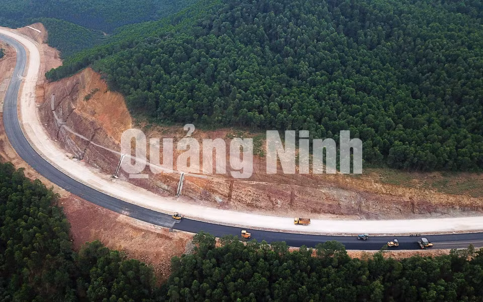 Thi công đoạn cuối tuyến dài 7,8km không trùng lấn với cao tốc Vân Đồn - Móng Cái thuộc dự án đường nối sân bay Vân Đồn với khu phức hợp nghỉ dưỡng (8-2019). Ảnh: Đỗ Phương