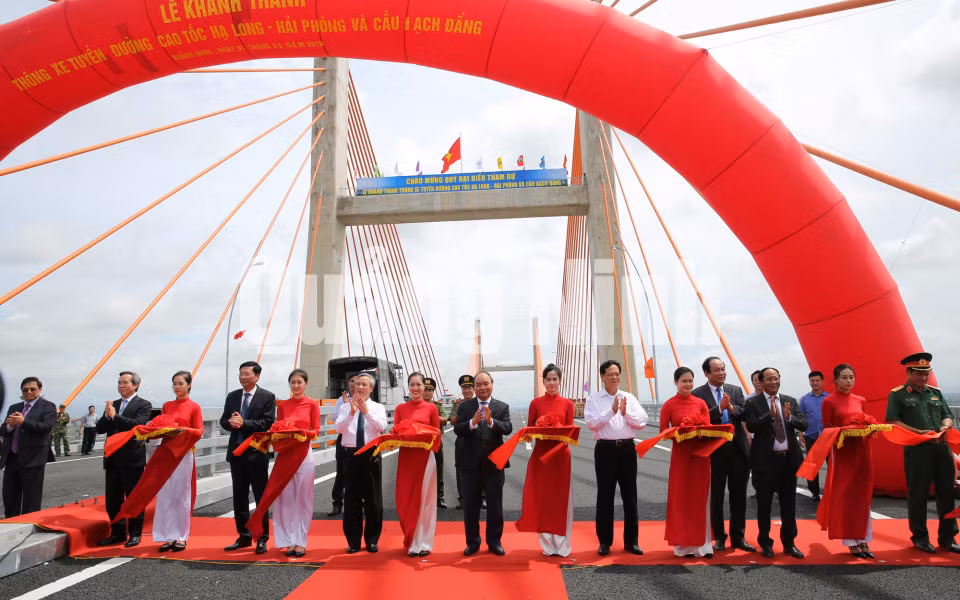 Thủ tướng Nguyễn Xuân Phúc cùng các đồng chí lãnh đạo trung ương, tỉnh Quảng Ninh, TP Hải Phòng cắt băng khánh thành, thông xe cao tốc Hạ Long - Hải Phòng (1-9-2018). Ảnh: Đỗ Phương