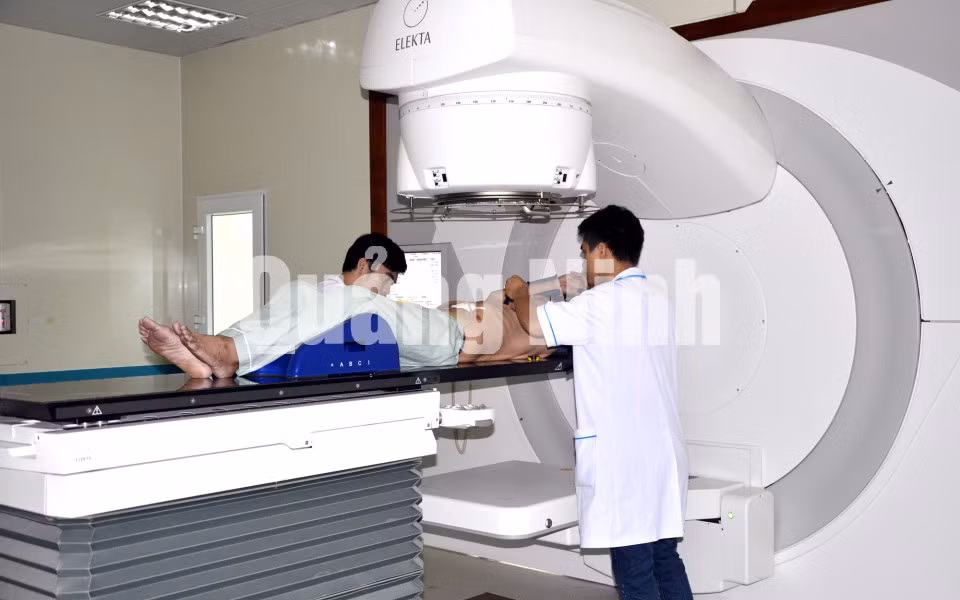 Các bác sĩ Bệnh viện Đa khoa Bãi Cháy tiến hành xạ trị cho bệnh nhân ung thư tại Trung tâm Xạ trị của Bệnh viện. Ảnh: Ngô Dịu