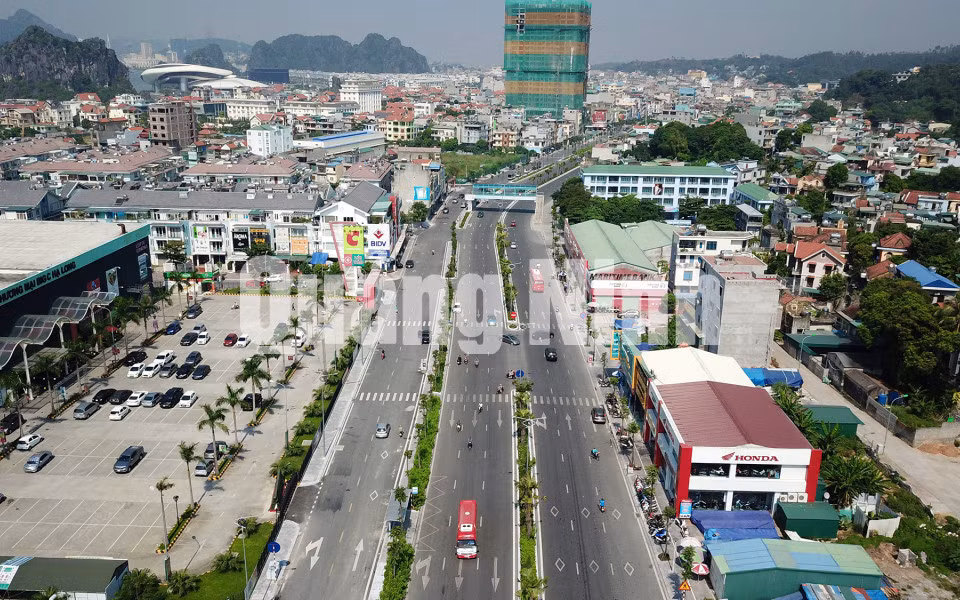 Đường Nguyễn Văn Cừ, TP Hạ Long (đoạn cột 5) (10-2018). Ảnh: Đỗ Phương
