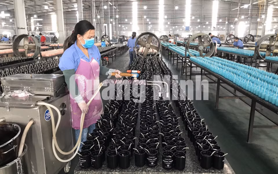 Hoạt động sản xuất tại Công ty TNHH MTV Nến nghệ thuật AIDI Việt Nam (KCN Cái Lân) (1-2021). Ảnh: Mạnh Trường