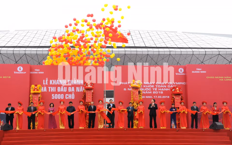 Các đại biểu cắt băng khánh thành nhà thi đấu Nhà thi đấu đa năng 5.000 (3-2018). Ảnh: Nguyễn Duy