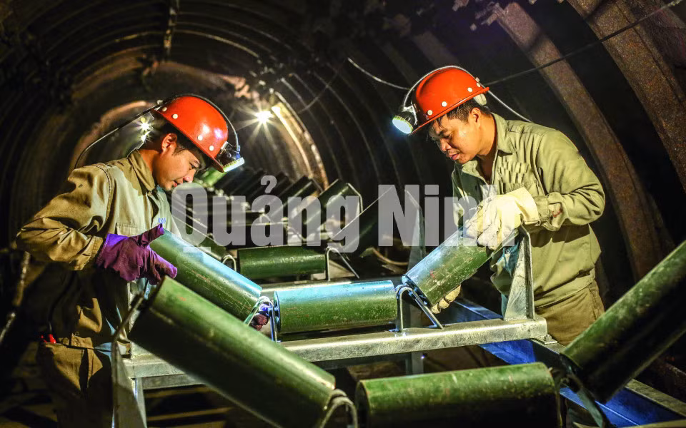 Lắp đặt hệ thống băng tải trong đường lò tuynel tây Khe Sim vận tải than từ Lép Mỹ (Than Quang Hanh) ra cảng Km6 Cẩm Phả. Ảnh: Dương Phượng Đại (CTV)