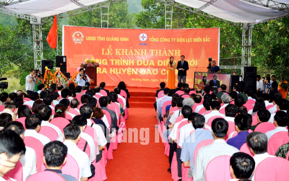 Quang cảnh buổi lễ khánh thành dự án đưa điện lưới ra huyện đảo Cô Tô (ngày 16-10-2013).