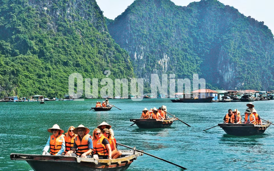 Du khách quốc tế sử dụng dịch vụ thuyền nan tham quan làng chài Cửa Vạn trên Vịnh Hạ Long. Ảnh: Đại Dương