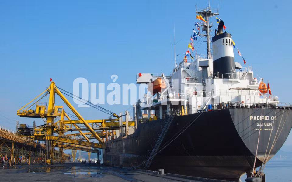 Tàu vào ăn than tại Cảng Cửa Ông. Ảnh: Lê Hải