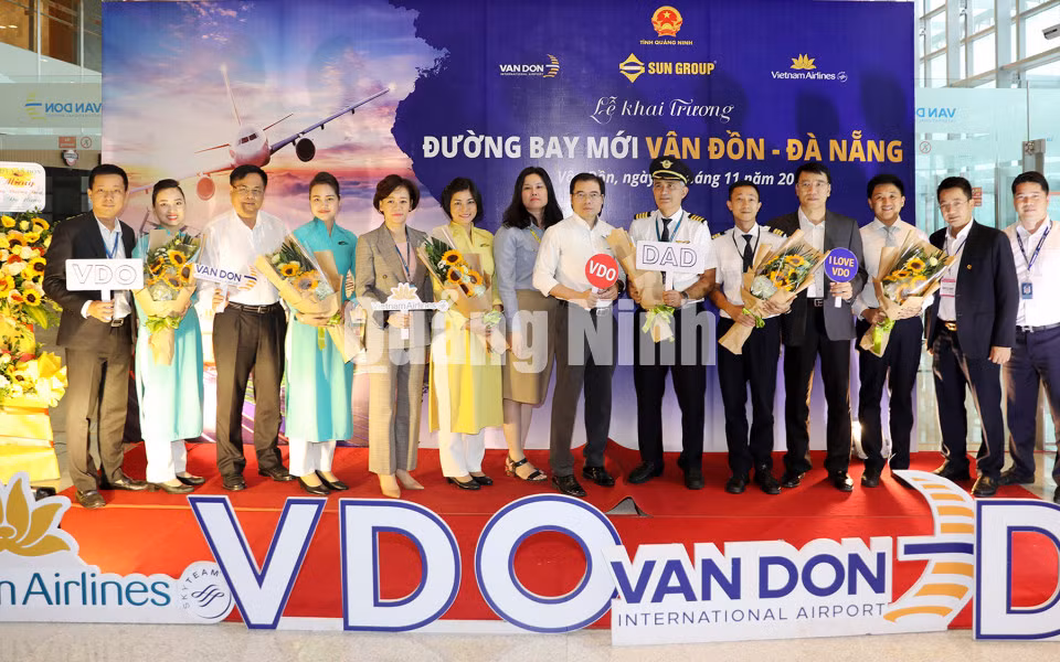 Lãnh đạo Cảng hàng không quốc tế Vân Đồn tặng hoa chúc mừng phi hành đoàn chuyến bay Vân Đồn - Đà Nẵng (11-2019). Ảnh: Hùng Sơn