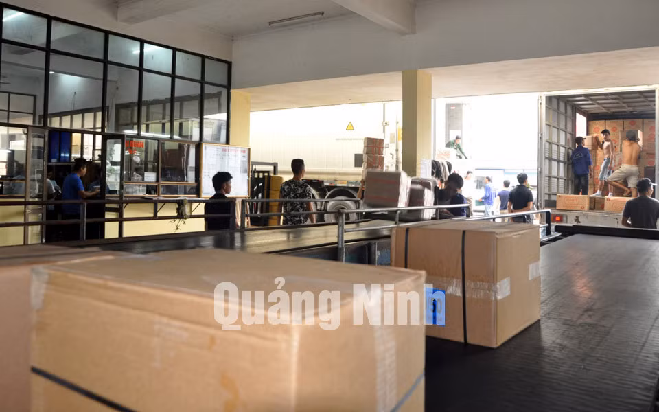 Xuất, nhập khẩu hàng hóa tại Cửa khẩu Ka Long. Ảnh: Hiểu Trân