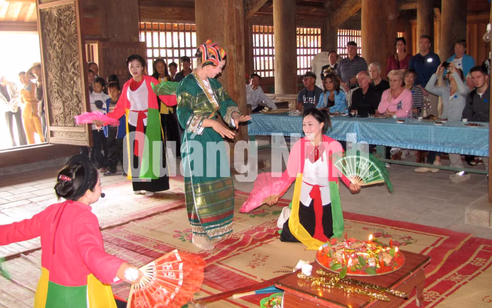 Đình Cốc đã trở thành điểm tham quan hấp dẫn du khách, đặc biệt là khách quốc tế. Ảnh: Hà Phong