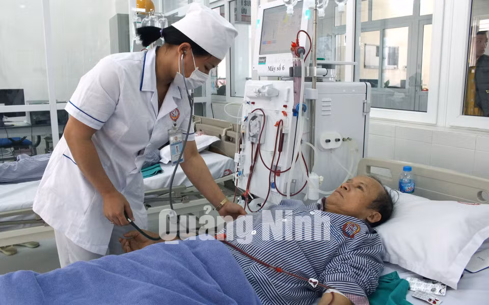 Bệnh nhân chạy thận nhân tạo tại Trung tâm Y tế TX Quảng Yên (2-2019). Ảnh: Phạm Tuyết (Trung tâm TT&amp;VH Thị xã Quảng Yên)