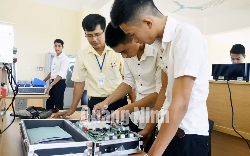 Một tiết thực hành của sinh viên trường Cao đẳng nghề Việt – Hàn Quảng Ninh. Ảnh: Phương Thúy