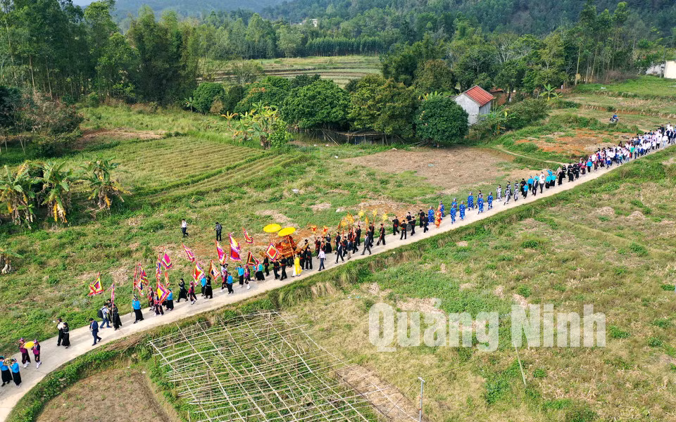 Lễ rước thành hoàng Hoàng Cần quanh đình (2-2019). Ảnh: Hùng Sơn