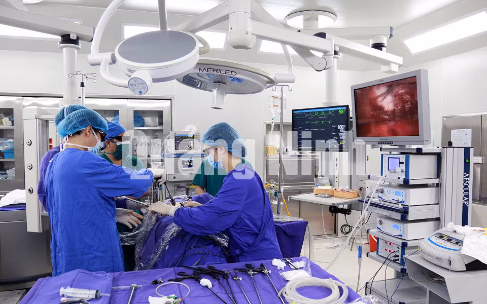 Các bác sĩ tại Bệnh viện Đa khoa tỉnh tiến hành mổ nội soi ứng dụng công nghệ 3D (9-2019). Ảnh: Khánh Giang