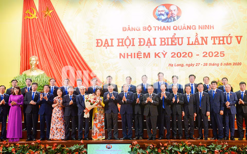Phó Bí thư Thường trực Tỉnh ủy Ngô Hoàng Ngân tặng hoa chúc mừng Ban Chấp hành Đảng bộ Than Quảng Ninh nhiệm kỳ mới (5-2020). Ảnh: Thu Chung