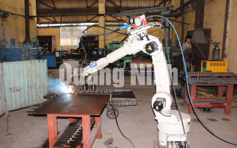 Robot hàn tự động của Công ty CP Công nghiệp ô tô (8-2018). Ảnh: Phạm Tăng