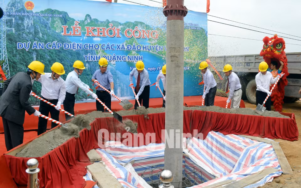 Các đồng chí lãnh đạo tỉnh, Tập đoàn Điện lực, Tổng Công ty Điện lực miền Bắc thực hiện nghi thức động thổ dự án.