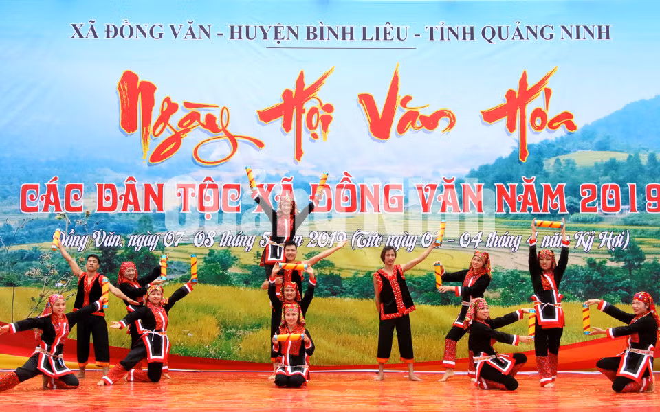 Tiết mục văn nghệ đặc sắc trong Ngày hội Kiêng gió năm 2019. Ảnh: Nguyễn Dung