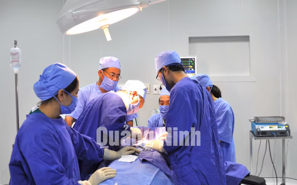 Bác sĩ Khoa Ung bướu, Bệnh viện Đa khoa tỉnh và các y, bác sĩ Trung tâm Y tế huyện Đầm Hà thực hiện phẫu thuật u tuyến vú cho bệnh nhân. Ảnh: Hoàng Quý