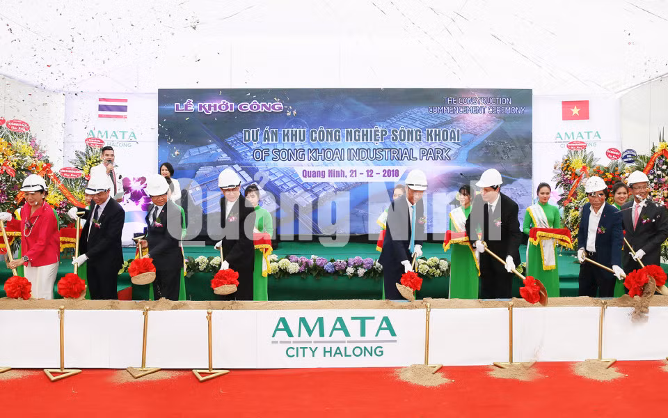 Các đồng chí lãnh đạo T.Ư, tỉnh Quảng Ninh và Tập đoàn Amata động thổ khởi công dự án đầu tư xây dựng kinh doanh cơ sở hạ tầng kỹ thuật KCN Sông Khoai (21-12-2018). Ảnh: Đỗ Phương