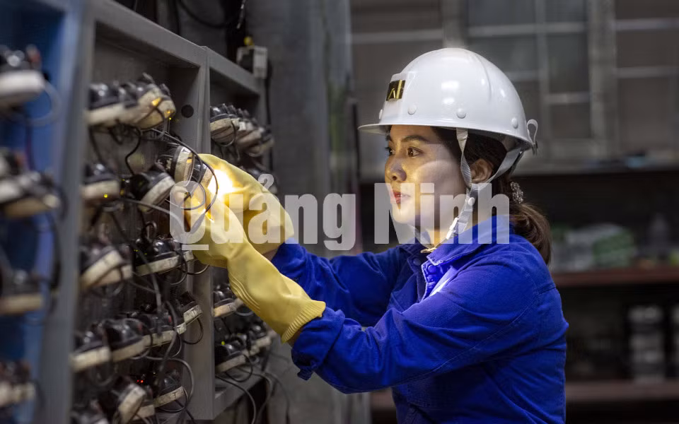 Nữ Công nhân nhà đèn (Công ty Than Hà Lầm) (5-2020). Ảnh: Dương Phượng Đại