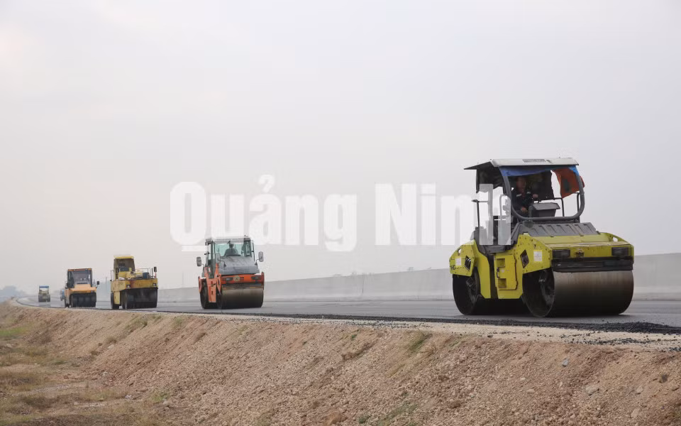 Nhà thầu thi công hoàn thiện thảm mặt đường tuyến cao tốc Hạ Long - Cầu Bạch Đằng(12-2017). Ảnh: Đỗ Phương