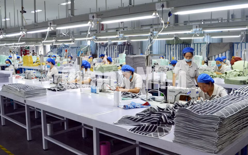 Lao động làm việc tại dây chuyền may Công ty TNHH Đại Đông Việt Nam (KCN Cảng biển Hải Hà) (2-2020). Ảnh: Dương Trường