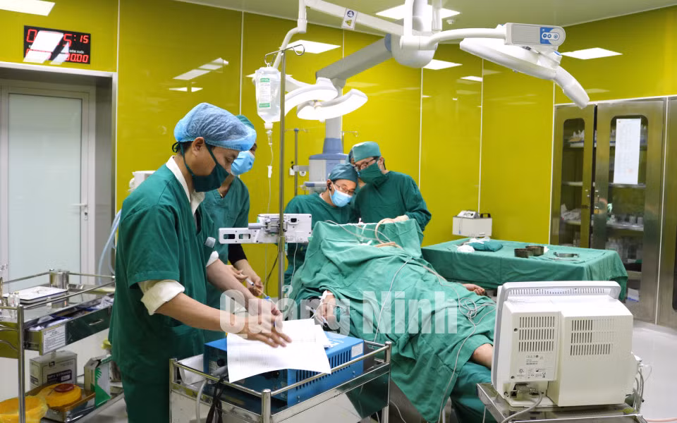 Các thiết bị phục vụ phẫu thuật tại Trung tâm Y tế TX Quảng Yên được đầu tư hiện đại (12-2017). Ảnh: Nguyễn Hoa