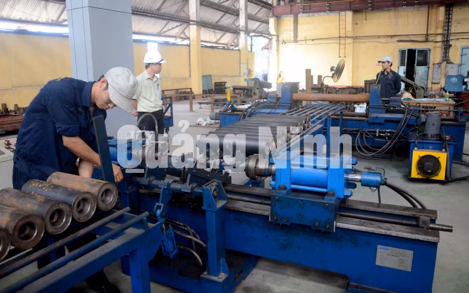 Đầu tư và đưa vào vận hành dây chuyền sản xuất con lăn băng tải tự động công suất 60.000 CLnăm. Ảnh: Lương Giang
